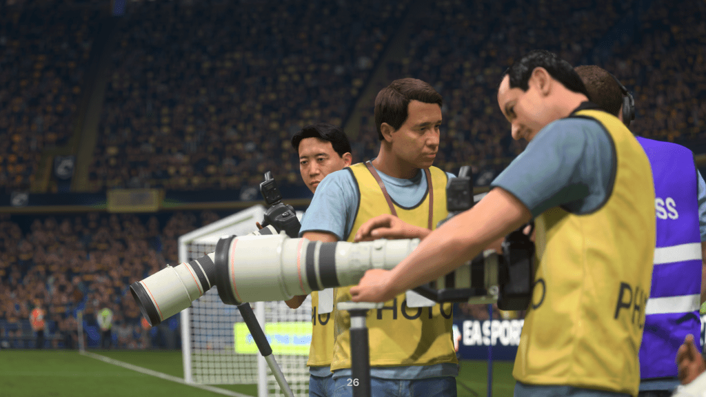 EA Sports FC 26 recenzja – fotoreporterzy przy boisku