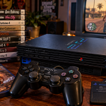 PlayStation 2 z kontrolerem DualShock 2 i klasycznymi grami
