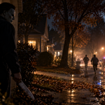 Michael Myers obserwujący uciekających mieszkańców Haddonfield nocą