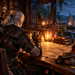 Geralt z Rivii przy stole w karczmie, obok mapy, ekwipunku i mikstur, z widokiem na nocne miasto