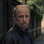 Kobieta obserwuje o zmierzchu zamglony Toruń nad Wisłą – grafika do serialu Zmora HBO Max