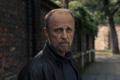 Kobieta obserwuje o zmierzchu zamglony Toruń nad Wisłą – grafika do serialu Zmora HBO Max